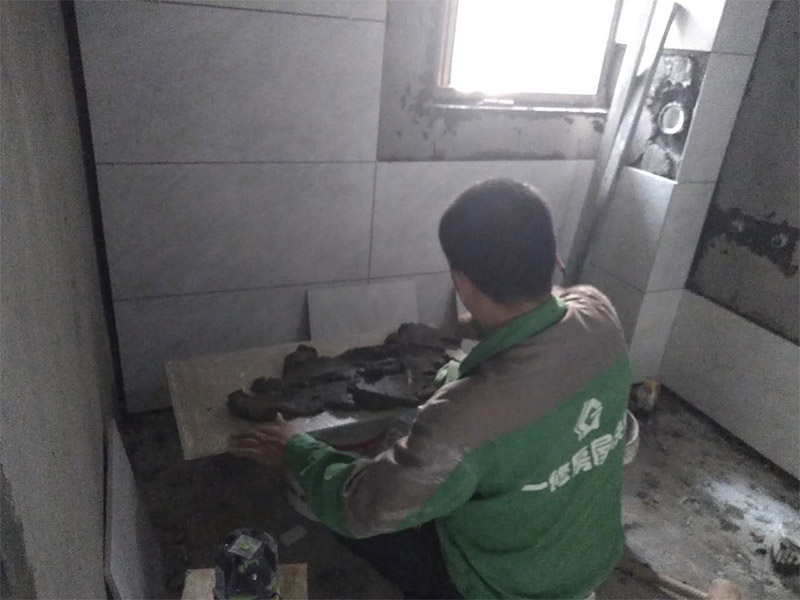 廁所貼瓷磚，木工吊頂打孔