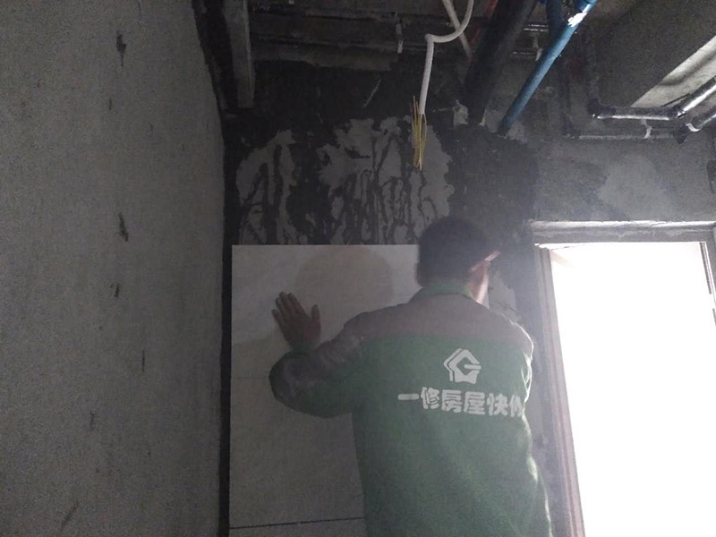 廁所貼瓷磚，木工吊頂打孔