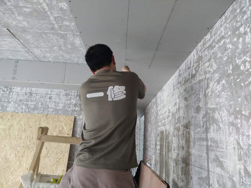 廁所貼瓷磚，木工吊頂打孔
