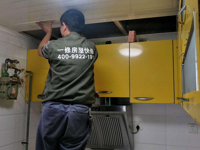 廚房吊頂裝修效果圖：首先對(duì)房屋頂部的區(qū)域進(jìn)行檢查，保障房屋頂部的平整和干燥；然后按位置彈出標(biāo)高線；龍骨分格定位需根據(jù)飾面板的尺寸和龍骨分格的布置確定。主龍骨之間安裝次龍骨，也就是橫撐龍骨。橫撐龍骨截取應(yīng)使用模規(guī)來(lái)測(cè)量長(zhǎng)度，安裝時(shí)也應(yīng)用模規(guī)來(lái)測(cè)量龍骨間距。