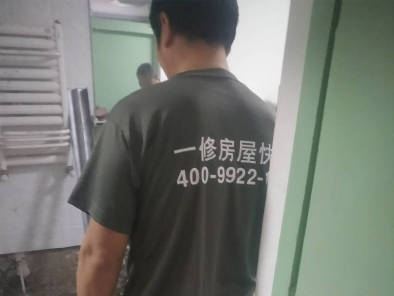 浴室裝修改造方案:1、水電改造：衛(wèi)生間裝修會涉及到浴霸采暖，燈的線路走線，水管的入墻等處理。
2、防水處理：因為水在衛(wèi)生間處處可見，所以衛(wèi)生間裝修防水上需做好功夫，防止因為滲水問題給樓下鄰居和自己制造麻煩，因而在防水后需要做閉水實驗，以確保防水的效果。
3、貼瓷磚：為了美觀衛(wèi)生間裝修一般都帖墻磚和地磚，在選購墻磚時需要注意耐水性，以及釉面質(zhì)量，墻磚在一定程度上也起到防水效果；地磚顏色建議深色系，耐污染，并保證磚的質(zhì)量。
4、衛(wèi)生間吊頂：為了美觀，衛(wèi)生間裝修一般都需要做吊頂處理，材質(zhì)一般選擇鋁扣板，就耐用，又防水，并且可以采用分模塊的方式合理的設(shè)置采光、換氣、浴霸等的位置。
