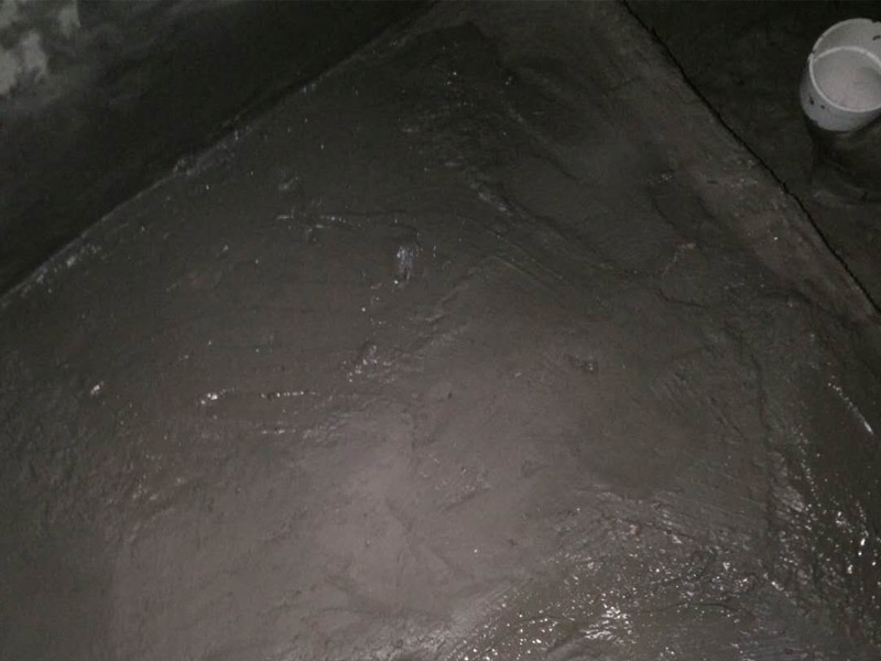 廁所找平刷防水裝修：第一步：清理墻面和地面 在涂刷防水涂層之前，先要清理墻面和地面，同時(shí)要用連接的氣泵皮管吹盡陰角處的浮沉。第二步：刷防水涂料，刷防水涂料時(shí)先刷墻角部位，交接處應(yīng)有200mm，墻角涂刷完成后涂刷墻體，不得有漏刷情況。第三步：閉水試驗(yàn)，在涂刷完防水涂料后，不能立刻貼瓷磚，還必須進(jìn)行防水測(cè)試。堵住衛(wèi)生間排水口、地漏等，然后將衛(wèi)生間積水2~3cm。24小時(shí)后到樓下查看是否有水滲漏，一旦發(fā)現(xiàn)有滲水痕跡，必須馬上返工。