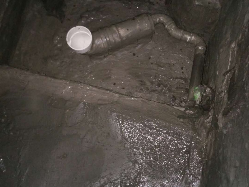 廁所找平刷防水裝修：第一步：清理墻面和地面 在涂刷防水涂層之前，先要清理墻面和地面，同時(shí)要用連接的氣泵皮管吹盡陰角處的浮沉。第二步：刷防水涂料，刷防水涂料時(shí)先刷墻角部位，交接處應(yīng)有200mm，墻角涂刷完成后涂刷墻體，不得有漏刷情況。第三步：閉水試驗(yàn)，在涂刷完防水涂料后，不能立刻貼瓷磚，還必須進(jìn)行防水測(cè)試。堵住衛(wèi)生間排水口、地漏等，然后將衛(wèi)生間積水2~3cm。24小時(shí)后到樓下查看是否有水滲漏，一旦發(fā)現(xiàn)有滲水痕跡，必須馬上返工。