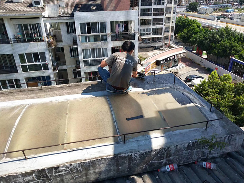 屋頂防水裝修：1、基層處理：基層在找斜坡施工前清掃干凈，不得有建筑垃圾和其他雜物；2、找平層：找平層采用20厚1:3水泥砂漿。找平層澆筑后及時(shí)摸壓密實(shí)并收光；3、煙道，墻角等與屋面交接部位采用聚乙烯丙綸高分子防水卷材和防水涂料做基層防水加強(qiáng)處理；4、基層處理完成后及時(shí)做盛水試驗(yàn)，水深50mm以上，盛水48小時(shí)，盛水試驗(yàn)后發(fā)現(xiàn)有滲水處，經(jīng)及時(shí)板下壓密注漿，板上增做聚乙烯丙綸高分子防水卷材和防水涂料。