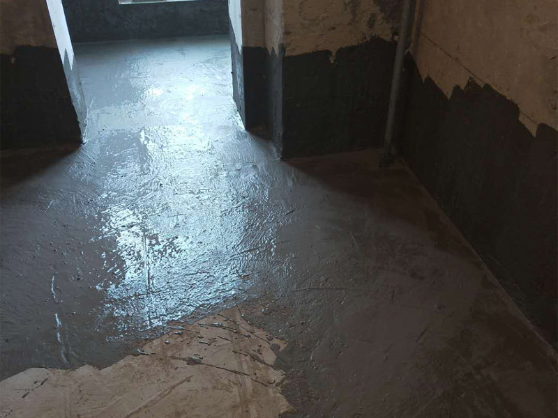 衛(wèi)生間地面墻面防水裝修：首先做防水之前，一定要將地面清理干凈，用水泥砂漿將地面找平，然后用聚氨酯防水涂料反復(fù)涂刷2至3遍2，墻與地面之間的接縫及上下水之間的管道地面接縫處是最容易出現(xiàn)問題的地方，防水涂料一定要涂抹到位。一般防水處理中墻面要做30厘米高的防水處理，但是非承重的輕體墻，就要將整面墻做防水，至少也要做到1，8米高。墻體內(nèi)埋水管，做到合理布局，鋪設(shè)水管一律做大于管徑的凹槽，槽內(nèi)抹灰圓滑，然后凹槽內(nèi)刷聚氨酯防水涂料。