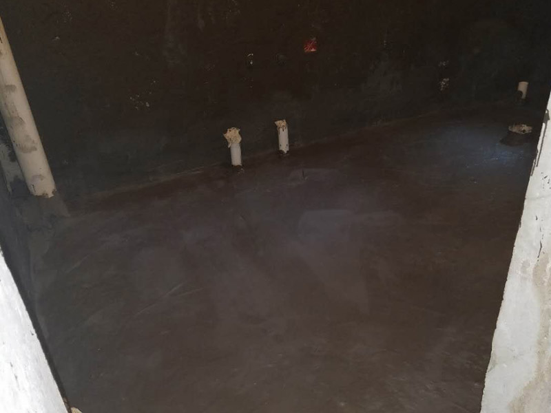衛(wèi)生間地面墻面防水裝修：首先做防水之前，一定要將地面清理干凈，用水泥砂漿將地面找平，然后用聚氨酯防水涂料反復(fù)涂刷2至3遍2，墻與地面之間的接縫及上下水之間的管道地面接縫處是最容易出現(xiàn)問題的地方，防水涂料一定要涂抹到位。一般防水處理中墻面要做30厘米高的防水處理，但是非承重的輕體墻，就要將整面墻做防水，至少也要做到1，8米高。墻體內(nèi)埋水管，做到合理布局，鋪設(shè)水管一律做大于管徑的凹槽，槽內(nèi)抹灰圓滑，然后凹槽內(nèi)刷聚氨酯防水涂料。