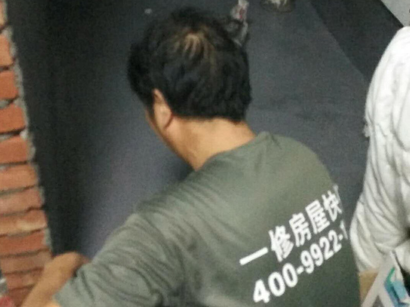 衛(wèi)生間地面墻面防水裝修：首先做防水之前，一定要將地面清理干凈，用水泥砂漿將地面找平，然后用聚氨酯防水涂料反復(fù)涂刷2至3遍2，墻與地面之間的接縫及上下水之間的管道地面接縫處是最容易出現(xiàn)問題的地方，防水涂料一定要涂抹到位。一般防水處理中墻面要做30厘米高的防水處理，但是非承重的輕體墻，就要將整面墻做防水，至少也要做到1，8米高。墻體內(nèi)埋水管，做到合理布局，鋪設(shè)水管一律做大于管徑的凹槽，槽內(nèi)抹灰圓滑，然后凹槽內(nèi)刷聚氨酯防水涂料。