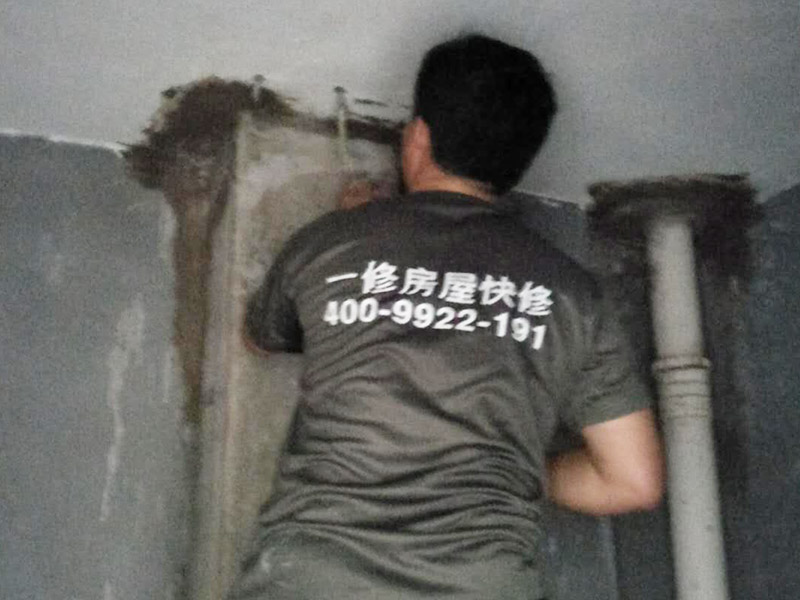 墻面高壓灌漿補(bǔ)漏裝修：首先確定灌漿孔位置及間距。清理干凈需要施工區(qū)域。然后使用電錘等鉆孔工具沿裂縫兩側(cè)進(jìn)行鉆孔，鉆頭14mm，鉆孔角度≤45°，鉆孔深度≤結(jié)構(gòu)厚度2/3，鉆頭深度≤結(jié)構(gòu)厚度的2/3，鉆孔必須穿過裂縫。在鉆好的孔內(nèi)安裝止水針頭，針頭后帶膨脹橡膠，并用專用內(nèi)六角扳手?jǐn)Q緊，使灌漿嘴周圍與鉆孔之間無空隙，不漏水。用高壓灌漿機(jī)向灌漿嘴內(nèi)注入潔凈水，觀察出水點(diǎn)情況，并將縫內(nèi)粉塵清洗干凈。立面灌漿順序由上至下，平面可由一端開始，單孔逐一連續(xù)進(jìn)行。灌漿完畢，確認(rèn)不漏即可去掉或敲掉外露的灌漿嘴，清理干凈已固定化的溢露出的灌漿液，最后對灌漿口進(jìn)行修補(bǔ)、封口處理。