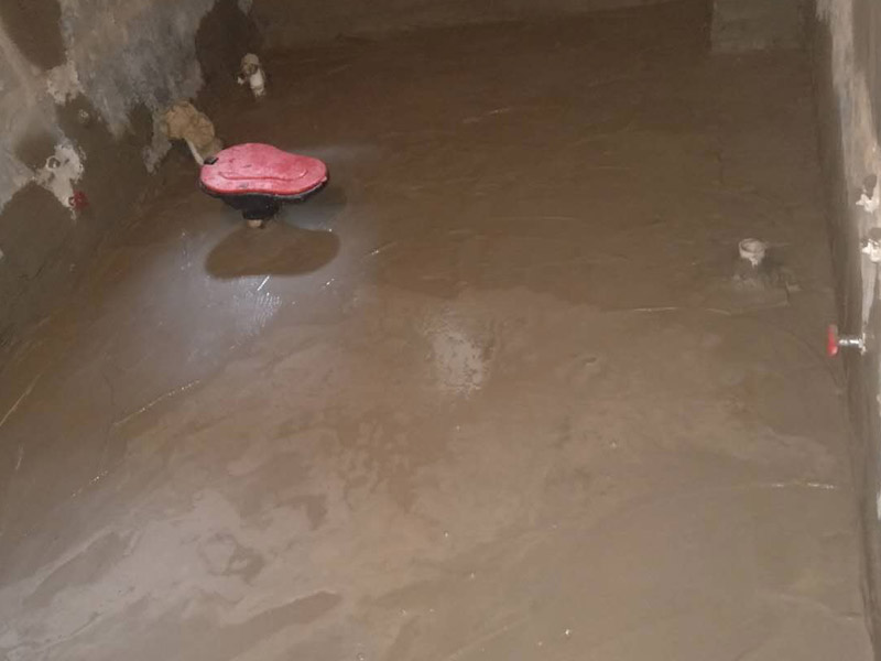浴室地面找平裝修：第一，地面找平的基底處理，如果基底的處理出現(xiàn)了差錯(cuò)，可能會(huì)導(dǎo)致后期出現(xiàn)乳膠漆掉色掉漆，瓷磚黏貼不牢靠等問題，為了避免這些問題的出現(xiàn)，影響裝修效果。第二，地面找平的具體流程，地面找平在裝修中也分很多類型，有石膏找平、自流平找平、和水泥砂漿找平。這三種是比較常見的地面找平方法，也有著各自的特色和優(yōu)點(diǎn)，比如說石膏找平就適合那種局部不平但整體平整度不錯(cuò)的房間，而自流平找平則偏向于整個(gè)房間找平，不適用于局部找平，水泥砂漿找平和石膏找平有一定的共通點(diǎn)，適用于小范圍找平。具體選用哪種方面需要依地面的具體情況而定。