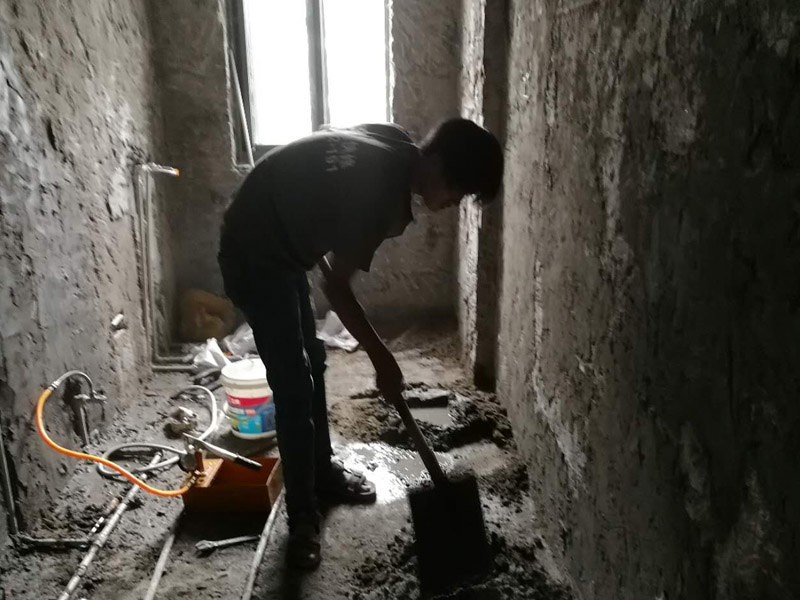 廁所墻面抹灰裝修：在抹灰前一天，用軟管或膠皮管將填充墻面自上而下澆水濕潤(rùn)，抹灰前不得有明水。做灰餅時(shí)從上而下做，灰餅間距應(yīng)小于刮尺長(zhǎng)度，墻體上角先做灰餅，再以它為基準(zhǔn)拉線做出上部、中間的灰餅，根據(jù)墻體上部的灰餅以托線板做出墻體下部灰餅，使其與上部灰餅在同一垂直面上，然后拉水平統(tǒng)線，加做若干灰餅。防水處理——衛(wèi)生間的防水處理是很重要的。衛(wèi)生間是接觸水很多的空間，防水功夫做好可以防止?jié)B水問(wèn)題，避免給樓下鄰居和自己造成麻煩。在防水后需要做閉水實(shí)驗(yàn)，以確保防水的效果。