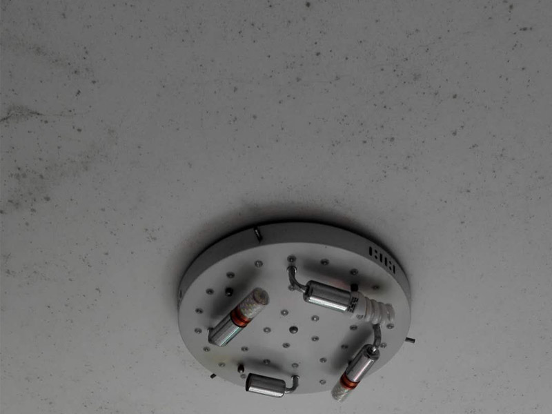 墻面起霉維修：墻壁起霉的處理：打磨、修補(bǔ)、刷防水涂料。
1、用砂紙打磨干凈，如果有脫層，用鏟刀處理平整；
2、如果墻面不平整，需要用膩?zhàn)有扪a(bǔ)平整；如果墻面比較平整，建議先涂刷封閉底漆，然后再刷乳膠漆。
3、為了防止后期墻面再次發(fā)霉，建議再刷一層防水涂料、乳膠漆等。