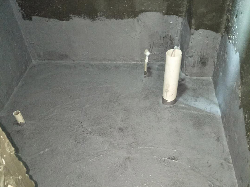 衛(wèi)生間刷防水裝修：1、刷第一遍防水涂料。施工前確保工地干凈、干燥，防水涂料要涂滿，無(wú)遺漏，與基層結(jié)合牢固，無(wú)裂紋，無(wú)氣泡，無(wú)脫落現(xiàn)象。涂刷高度一致，厚度要達(dá)到產(chǎn)品規(guī)定要求。2、刷第二遍防水涂料。注意、第二遍防水涂料間需要有一定時(shí)間間隔，待遍涂料干透后才能進(jìn)行第二遍，具體時(shí)間視涂料而定。間隔時(shí)間太短，防水的效果會(huì)大打折扣。3、鋪保護(hù)層。為防止之后的施工破壞防水層，需在防水涂料表面鋪上保護(hù)層。保護(hù)層要完全覆蓋防水層，無(wú)遺漏，與基層結(jié)合牢固，無(wú)裂紋，無(wú)氣泡，無(wú)脫落現(xiàn)象。4、閉水試驗(yàn)。閉水試驗(yàn)時(shí)，地面點(diǎn)的水線不能低于2厘米，保存至少24小時(shí)，觀察無(wú)滲漏現(xiàn)象后方算合格。如有滲漏，需重做，切莫不能疏忽大意。5、基層處理、清理，做找平層、結(jié)合層，細(xì)部附加層、丙烯酸防水層，蓄水試驗(yàn)、保護(hù)層施工、二次蓄水試驗(yàn)。