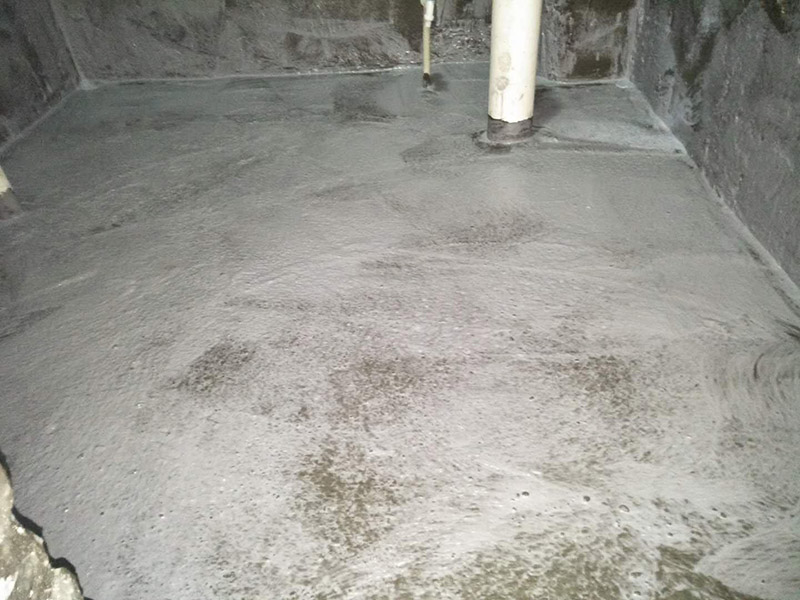 衛(wèi)生間刷防水裝修：1、刷第一遍防水涂料。施工前確保工地干凈、干燥，防水涂料要涂滿，無(wú)遺漏，與基層結(jié)合牢固，無(wú)裂紋，無(wú)氣泡，無(wú)脫落現(xiàn)象。涂刷高度一致，厚度要達(dá)到產(chǎn)品規(guī)定要求。2、刷第二遍防水涂料。注意、第二遍防水涂料間需要有一定時(shí)間間隔，待遍涂料干透后才能進(jìn)行第二遍，具體時(shí)間視涂料而定。間隔時(shí)間太短，防水的效果會(huì)大打折扣。3、鋪保護(hù)層。為防止之后的施工破壞防水層，需在防水涂料表面鋪上保護(hù)層。保護(hù)層要完全覆蓋防水層，無(wú)遺漏，與基層結(jié)合牢固，無(wú)裂紋，無(wú)氣泡，無(wú)脫落現(xiàn)象。4、閉水試驗(yàn)。閉水試驗(yàn)時(shí)，地面點(diǎn)的水線不能低于2厘米，保存至少24小時(shí)，觀察無(wú)滲漏現(xiàn)象后方算合格。如有滲漏，需重做，切莫不能疏忽大意。5、基層處理、清理，做找平層、結(jié)合層，細(xì)部附加層、丙烯酸防水層，蓄水試驗(yàn)、保護(hù)層施工、二次蓄水試驗(yàn)。