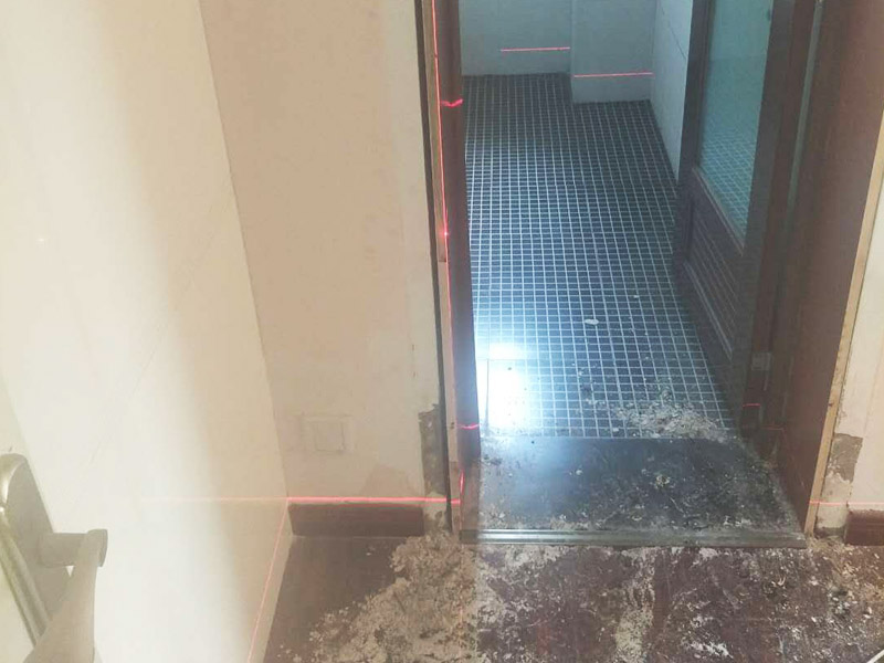 浴室柜和踢腳線安裝：1、與地磚一起鋪貼有些家居裝修安裝的為瓷磚踢腳線,瓷磚踢腳線和其他材質(zhì)的踢腳線安裝時(shí)間不同,瓷磚踢腳線在進(jìn)行地磚鋪貼的時(shí)候一塊進(jìn)行就行了。2、鋪貼壁紙后安裝有的家居墻面裝修選用了壁紙,這就需要在鋪貼完壁紙和地板以后再進(jìn)行踢腳線的安裝。3、刮大白前安裝踢腳線通常都會(huì)在裝修進(jìn)行刮大白這道工序前實(shí)行安裝,倘若先安裝地板和踢腳線再進(jìn)行刮大白,那刮大白的灰將會(huì)弄到地板和踢腳線上,難處理。