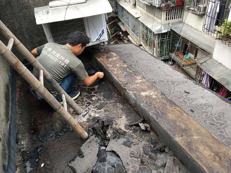 屋頂防水裝修：1、清理基層，施工前要將基層表面的塵土和雜物清理干凈，然后用熱熔法改性瀝青卷材對防水層施工前在水落口、管根、陰陽角等細部先做好附加層。2、鋪貼卷材，首先卷材的厚度要符合要求，將防水卷材裁剪成相應的尺寸，用火焰噴槍加熱基層和卷材的交接處，趁卷材的材面剛剛?cè)刍瘯r將卷材向前滾鋪、粘貼。3、熱熔封邊，用噴槍將卷材搭接處加熱，讓其粘結(jié)牢固，然后涂刷第一遍防水涂料。防水施工前要先保證地面干凈、干燥，防水涂料要滿涂，確保無遺漏，與基層結(jié)合要牢固，無裂紋和氣泡等，防水涂料厚度要達到產(chǎn)品規(guī)定的要求。4、待第一遍防水涂料完全干透之后再進行第二遍防水涂刷，第一遍防水涂料沒有完全干透就進行第二遍防水施工的話會使防水效果大打折扣。5、鋪保護層，防水工作做完后，在表面鋪上保護層，是為了防止之后的施工把防水層破壞，保護層鋪貼要完全覆蓋防水層，做到無遺漏，與基層結(jié)合牢固無氣泡和脫落現(xiàn)象發(fā)生。6、閉水試驗，閉水試驗時水的高度不能低于2cm，然后觀察24小時以上，看其有無滲漏的現(xiàn)象發(fā)生，如果沒有才算合格。