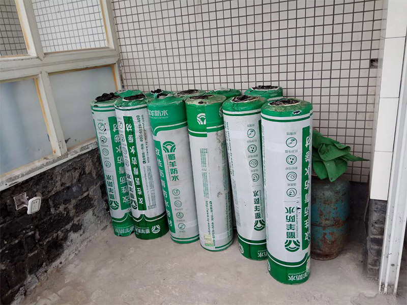 屋頂排水溝抹灰防水裝修：1．在干燥基面上施工防水涂料前應(yīng)先濕潤基面至無明水為準(zhǔn)，若基面潮濕但無明水可直接施工。 2．按配比先將防水漿料乳液倒入拌料桶中，然后再將粉料倒入，充分?jǐn)嚢柚辆鶆颉o料粒糊狀，靜置十分鐘后再攪拌一下，效果更佳。 3．用毛刷或滾刷直接將膠漿涂刷在基面上，待第一層完全干透后（約2小時(shí)或手擦不粘為準(zhǔn)），再涂刷第二遍，兩遍的涂刷方向應(yīng)交錯(cuò)。 4．在操作進(jìn)程中應(yīng)保持間斷性攪拌以防止膠漿沉淀。aqbzp_9 5．待防水層完全干固后，方可在其上面做砂漿保護(hù)層或其它覆蓋層。