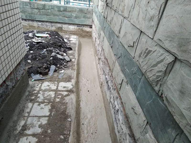 屋頂排水溝抹灰防水裝修：1．在干燥基面上施工防水涂料前應(yīng)先濕潤基面至無明水為準(zhǔn)，若基面潮濕但無明水可直接施工。 2．按配比先將防水漿料乳液倒入拌料桶中，然后再將粉料倒入，充分?jǐn)嚢柚辆鶆?、無料粒糊狀，靜置十分鐘后再攪拌一下，效果更佳。 3．用毛刷或滾刷直接將膠漿涂刷在基面上，待第一層完全干透后（約2小時(shí)或手擦不粘為準(zhǔn)），再涂刷第二遍，兩遍的涂刷方向應(yīng)交錯(cuò)。 4．在操作進(jìn)程中應(yīng)保持間斷性攪拌以防止膠漿沉淀。aqbzp_9 5．待防水層完全干固后，方可在其上面做砂漿保護(hù)層或其它覆蓋層。