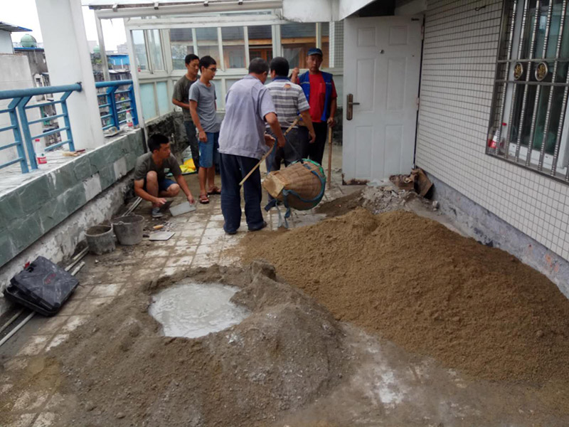 屋頂排水溝抹灰防水裝修：1．在干燥基面上施工防水涂料前應(yīng)先濕潤基面至無明水為準(zhǔn)，若基面潮濕但無明水可直接施工。 2．按配比先將防水漿料乳液倒入拌料桶中，然后再將粉料倒入，充分?jǐn)嚢柚辆鶆?、無料粒糊狀，靜置十分鐘后再攪拌一下，效果更佳。 3．用毛刷或滾刷直接將膠漿涂刷在基面上，待第一層完全干透后（約2小時(shí)或手擦不粘為準(zhǔn)），再涂刷第二遍，兩遍的涂刷方向應(yīng)交錯(cuò)。 4．在操作進(jìn)程中應(yīng)保持間斷性攪拌以防止膠漿沉淀。aqbzp_9 5．待防水層完全干固后，方可在其上面做砂漿保護(hù)層或其它覆蓋層。