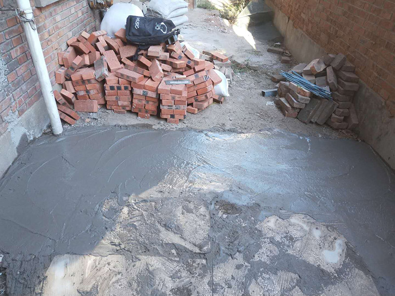 地面基層加固裝修：1.清理基層，清除磚柱上的管線和裝飾層，檢查柱根;別砌損壞的磚，清除 裂縫內(nèi)的粉塵。2.根據(jù)不同的加固形式，采用不同的連接措施，單側(cè)加固時(shí)，用混凝士釘或膨脹螺栓連接，雙面加固時(shí)，用封閉箍筋連接，當(dāng)柱較寬時(shí)，沿高度每隔5皮打掉一塊，增強(qiáng)混凝土與原柱的咬合，有利于共同受力。3.綁扎鋼筋:用外包鋼筋混凝土加固，綁扎的鋼筋應(yīng)與磚柱固定牢靠，控制好位置保護(hù)層厚度。4.澆筑混凝士:外包混凝士宜用噴射扶施工，具體步驟參照4.1節(jié)中噴射混凝土施工工藝流程:上部與樓板接縫，應(yīng)用干硬性混凝土填塞嚴(yán)實(shí);強(qiáng)度尊級(jí)符合勘察加固設(shè)計(jì)要求。5.將混凝t表面抹平壓實(shí)。6.待混凝土終凝后，每天澆水3~5次，進(jìn)行養(yǎng)護(hù)。