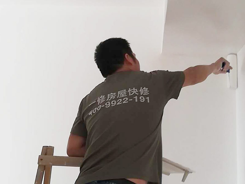墻面粉刷裝修：1、基層處理：將墻面起皮及松動(dòng)處清除干凈，并用水泥砂漿補(bǔ)抹。有裂縫的地方一般用牛皮紙帶和白乳膠貼住裂縫。2、刷界面劑：界面劑能夠增強(qiáng)對(duì)基層的粘結(jié)力，避免了抹灰層空鼓、起殼的現(xiàn)象，從而代替人工鑿毛處理，省時(shí)省力。3、墻面找平：凹凸不平的墻面需要找平，對(duì)于墻面不平的地方要用粉刷石膏找平，使得墻面的誤差不超過(guò)3毫米。4、批刮膩?zhàn)樱哼x用顆粒細(xì)度較高和質(zhì)地較硬的膩?zhàn)訛榧?，膩?zhàn)右椤?、打磨：盡量用較細(xì)的砂紙，如果砂紙?zhí)值脑挄?huì)留下很深的砂痕。6、刷底漆：底漆一定要刷勻，確保墻面每個(gè)地方都刷到，如果墻面吃漆量較大，底漆最好適量的多加一點(diǎn)水，以確保能夠涂刷均勻。7、找補(bǔ)：膩?zhàn)哟蚰ネ戤呏?，?huì)留有一些瑕疵，一般情況下很難看清，只有刷過(guò)一遍漆之后才會(huì)很明顯，這時(shí)候就需要找補(bǔ)了。8、刷面漆：不要加過(guò)量的水，會(huì)影響漆膜厚度、手感和漆膜的硬度。
