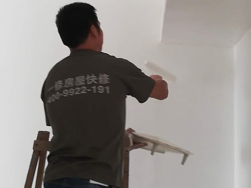 墻面粉刷裝修：1、基層處理：將墻面起皮及松動(dòng)處清除干凈，并用水泥砂漿補(bǔ)抹。有裂縫的地方一般用牛皮紙帶和白乳膠貼住裂縫。2、刷界面劑：界面劑能夠增強(qiáng)對(duì)基層的粘結(jié)力，避免了抹灰層空鼓、起殼的現(xiàn)象，從而代替人工鑿毛處理，省時(shí)省力。3、墻面找平：凹凸不平的墻面需要找平，對(duì)于墻面不平的地方要用粉刷石膏找平，使得墻面的誤差不超過(guò)3毫米。4、批刮膩?zhàn)樱哼x用顆粒細(xì)度較高和質(zhì)地較硬的膩?zhàn)訛榧?，膩?zhàn)右椤?、打磨：盡量用較細(xì)的砂紙，如果砂紙?zhí)值脑挄?huì)留下很深的砂痕。6、刷底漆：底漆一定要刷勻，確保墻面每個(gè)地方都刷到，如果墻面吃漆量較大，底漆最好適量的多加一點(diǎn)水，以確保能夠涂刷均勻。7、找補(bǔ)：膩?zhàn)哟蚰ネ戤呏?，?huì)留有一些瑕疵，一般情況下很難看清，只有刷過(guò)一遍漆之后才會(huì)很明顯，這時(shí)候就需要找補(bǔ)了。8、刷面漆：不要加過(guò)量的水，會(huì)影響漆膜厚度、手感和漆膜的硬度。