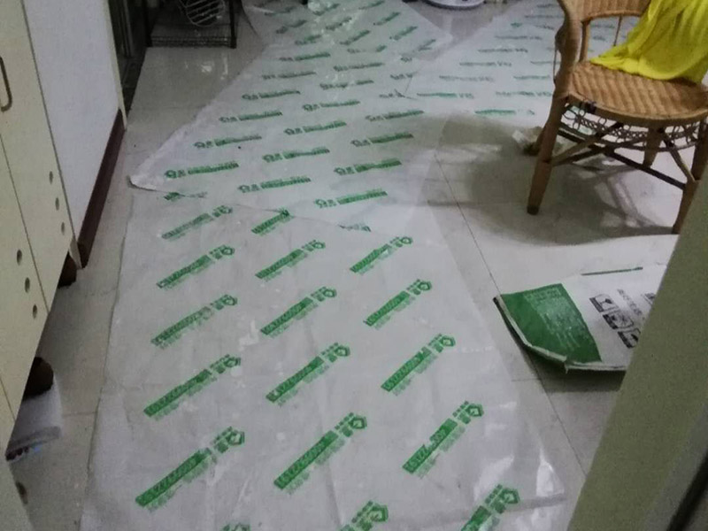 陽(yáng)臺(tái)瓷磚拆除重裝：1、施工前，磚墻及附近區(qū)域?yàn)⑦m量水，減少灰塵對(duì)環(huán)境的污染，做到文明施工。     2、根據(jù)施工現(xiàn)場(chǎng)的實(shí)際情況，墻體拆除采用人工拆除（用一些簡(jiǎn)單工具，如錘子、撬棍、鐵鍬、瓦刀等）的方法施工。拆除時(shí)，自上而下，不許用推到或拉倒方法拆除。     3、拆除時(shí)，將墻體劃分成若干段，每段的寬度大致與活動(dòng)腳手架寬度相等，活動(dòng)腳手架要有專(zhuān)人看護(hù)，自上而下，分層次，水平拆除。     4、拆除時(shí)，施工人員要站在穩(wěn)固的平臺(tái)上，禁止站在柱、墻截面上作業(yè)。     5、拆除完后，建筑垃圾要求外運(yùn)，然后現(xiàn)場(chǎng)清潔干凈。
