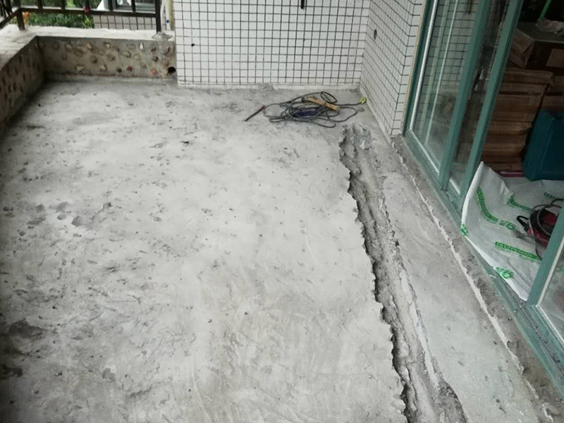陽(yáng)臺(tái)瓷磚拆除重裝：1、施工前，磚墻及附近區(qū)域?yàn)⑦m量水，減少灰塵對(duì)環(huán)境的污染，做到文明施工。     2、根據(jù)施工現(xiàn)場(chǎng)的實(shí)際情況，墻體拆除采用人工拆除（用一些簡(jiǎn)單工具，如錘子、撬棍、鐵鍬、瓦刀等）的方法施工。拆除時(shí)，自上而下，不許用推到或拉倒方法拆除。     3、拆除時(shí)，將墻體劃分成若干段，每段的寬度大致與活動(dòng)腳手架寬度相等，活動(dòng)腳手架要有專(zhuān)人看護(hù)，自上而下，分層次，水平拆除。     4、拆除時(shí)，施工人員要站在穩(wěn)固的平臺(tái)上，禁止站在柱、墻截面上作業(yè)。     5、拆除完后，建筑垃圾要求外運(yùn)，然后現(xiàn)場(chǎng)清潔干凈。