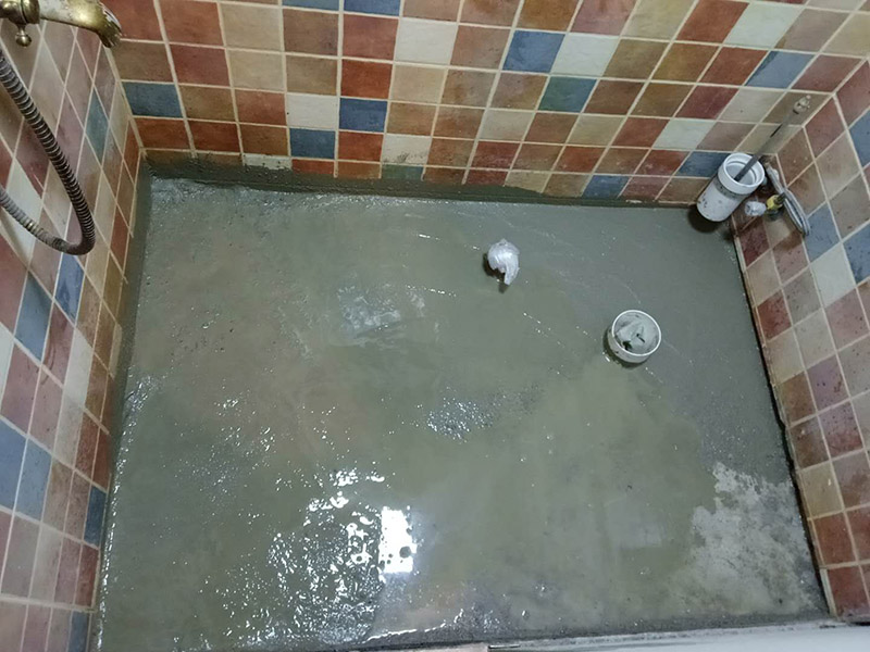 廁所管道重裝，地面找平：1、關(guān)閉水管總閥。(即水表前面的水管開關(guān))2、打開水龍頭20分鐘，確保沒水再滴后關(guān)閉所有的水龍頭。3、關(guān)閉馬桶水箱和洗衣機(jī)等進(jìn)水開關(guān)。4、打開水管總閥。5、打開總閥后20分鐘，查看水表是否走動，包括緩慢的走動。如果有走動，即為漏水了。如果沒有走動，可能沒事。建議施工完一定要進(jìn)行水壓測試實驗，一般打壓8公斤，時間20-30分鐘。 在地面找平工程上，我們需要注意3個小方面，即平整度、地面抹灰及養(yǎng)護(hù)。地面找平對平整度有極高的要求，它通常將地面平整度分為3個環(huán)節(jié)分別采取不同的措施進(jìn)行修整，嚴(yán)格控制地面落差。另一方面，地面抹灰是地面找平不可缺少的一個環(huán)節(jié)，我們常根據(jù)面層抹灰的厚度來找出地面抹平的基準(zhǔn)線。最后但同樣重要的是地面的養(yǎng)護(hù)，在地面找平工作完成后是需要對地面進(jìn)行養(yǎng)護(hù)的，我們可以通過適量灑水養(yǎng)護(hù)，并且養(yǎng)護(hù)的時間應(yīng)該不少于7天，這樣才能保證地面找平工程的質(zhì)量。