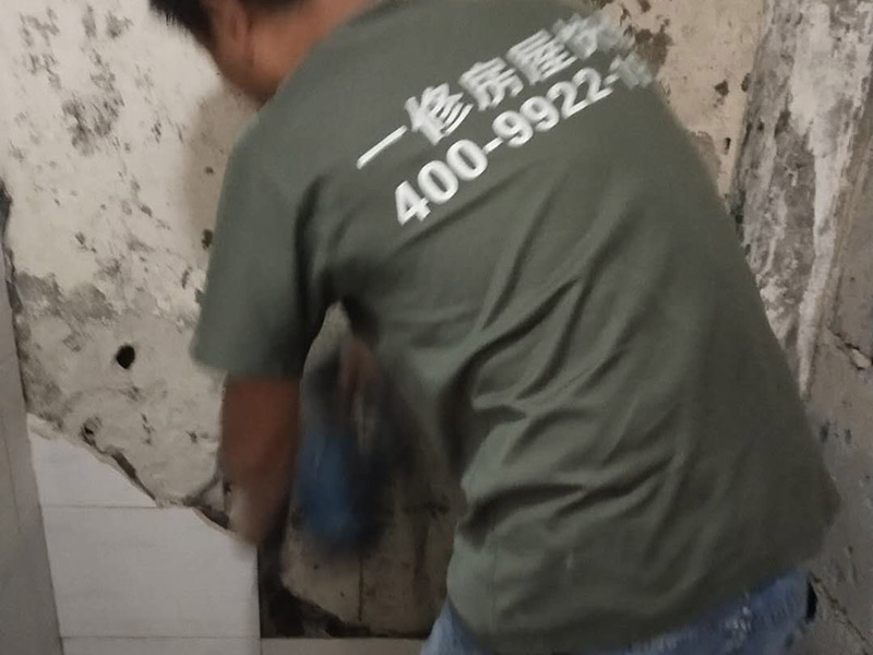 局部瓷磚拆除裝修：衛(wèi)浴用具拆除后可以對墻面瓷磚進(jìn)行拆卸。拆卸一般是從墻體的下方往上方敲，從瓷磚的邊緣往里面敲，還需要根據(jù)拆卸的位置選擇適當(dāng)?shù)那么u力度。敲磚是從墻體下方開始敲，從每塊瓷磚的邊緣開始敲。如果先敲上面的瓷磚，地面堆積瓷磚較多，擋住墻體下面的瓷磚，不利于拆卸。另外，敲磚過程中，要不是對地面的瓷磚進(jìn)行清理，以免瓷磚過多堆積，減慢施工進(jìn)度以及造成施工意外。 由于二手房的衛(wèi)浴在之前是做了一次防水的，因此在敲磚時必須注意防水層的處理，與屋主溝通好，防水層是否打掉。舊的防水層一般都不打掉，在敲磚后，在原有的防水層上面，再薄薄做一層防水，以提高衛(wèi)浴的防水能力。但如果屋主需要把防水敲掉重新再做。則敲磚需要打到批土層或打到見底。敲插座和龍頭附近的瓷磚時，要慢慢敲，小心摸清電線和水管的走向，以防損壞電線和水管。如果電線或水管已經(jīng)損壞了，要及時進(jìn)行修補處理，以免留下更多后續(xù)工程。