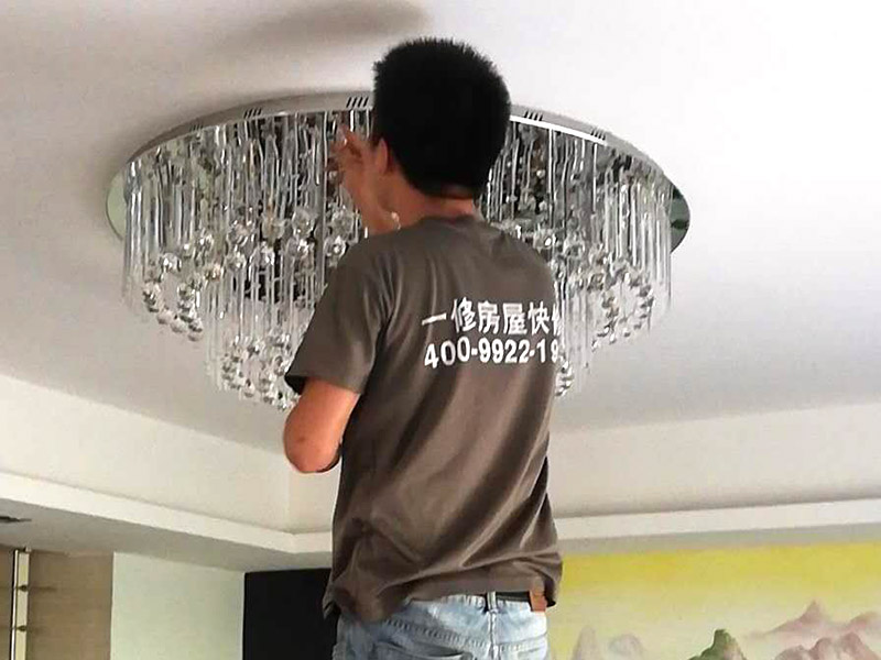 水晶吸頂燈裝修：1、安裝水晶吸頂燈的房間天花上確定安裝位置，并且預(yù)埋上螺栓，或用膨脹螺栓、尼龍塞或塑料塞固定，一般都采用膨脹螺栓; 2、當(dāng)采用膨脹螺栓固定時，應(yīng)按產(chǎn)品的技術(shù)要求選擇螺栓規(guī)格，其鉆孔直徑和埋設(shè)深度要與螺栓規(guī)格相符; 3、水晶吸頂燈安裝前檢查引向每個燈飾的導(dǎo)線線芯的截面，銅芯軟線不小于0.4mm2，銅芯不小于0.5mm2，否則引線必須更換;導(dǎo)線與燈頭的連接、燈頭間并聯(lián)導(dǎo)線的連接要牢固，電氣接觸應(yīng)良好，以免由于接觸不良，出現(xiàn)導(dǎo)線與接線端之間產(chǎn)生火花，而發(fā)生危險; 4、將水晶吸頂燈固定在預(yù)埋的膨脹螺栓上，且每個燈飾用于固定的螺栓或螺釘不應(yīng)少于2個; 5、連接水晶吸頂燈電線，使其通電，并檢查水晶吸頂燈是否固定牢固。 6、檢查電路連接是否正常。