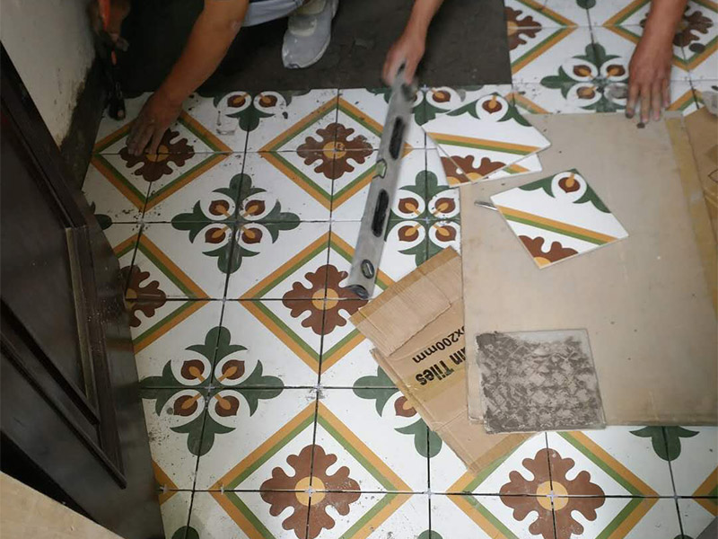 地面貼磚裝修：地磚鋪設(shè)前，都要浸泡，以免地磚的吸收率問(wèn)題導(dǎo)致吸收水泥中的水份而出現(xiàn)緊繃開(kāi)裂。地面需要用勺子或者水管，把地面基層用水淋濕。這個(gè)作業(yè)時(shí)，減少灰塵。還能讓地面吸收部分水份。不會(huì)產(chǎn)生缺水現(xiàn)象。接下來(lái)，是水泥墊層的攪拌，鋪砌時(shí)宜采用水泥漿或干鋪泥灑水作粘結(jié)。地磚摸好水泥油后，應(yīng)該用膠錘慢慢的拍打，達(dá)到水平儀的標(biāo)準(zhǔn)即可。地磚面層的表面在貼完后半小時(shí)內(nèi)，用水抹布處理潔凈、平整、堅(jiān)實(shí)；瓷板間拼縫寬度應(yīng)符合設(shè)計(jì)要求，拼縫寬度不宜大于2毫米。