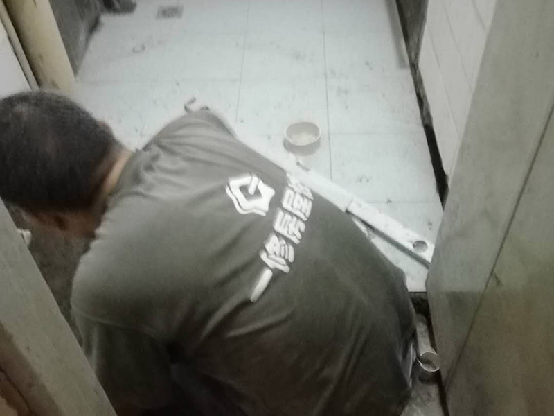 衛(wèi)生間地面瓷磚鋪貼：地磚鋪貼前，將地面清掃干凈；接著根據排版規(guī)劃設置水平線，并進行分塊；然后地面灑水、砂漿攪拌、打砂漿基層，然后開始鋪貼，要用橡皮錘均勻敲擊，調整與水平線及其它地磚的水平度及縫隙的大小，再用刮刀從磚縫中間劃一道，保證磚與磚之間要有一定的、均勻的縫隙，防止熱脹冷縮對磚造成損壞，用刮刀在兩塊磚上縱向來回劃拉，檢查兩塊磚是否平齊；最后表面清理，勾縫。