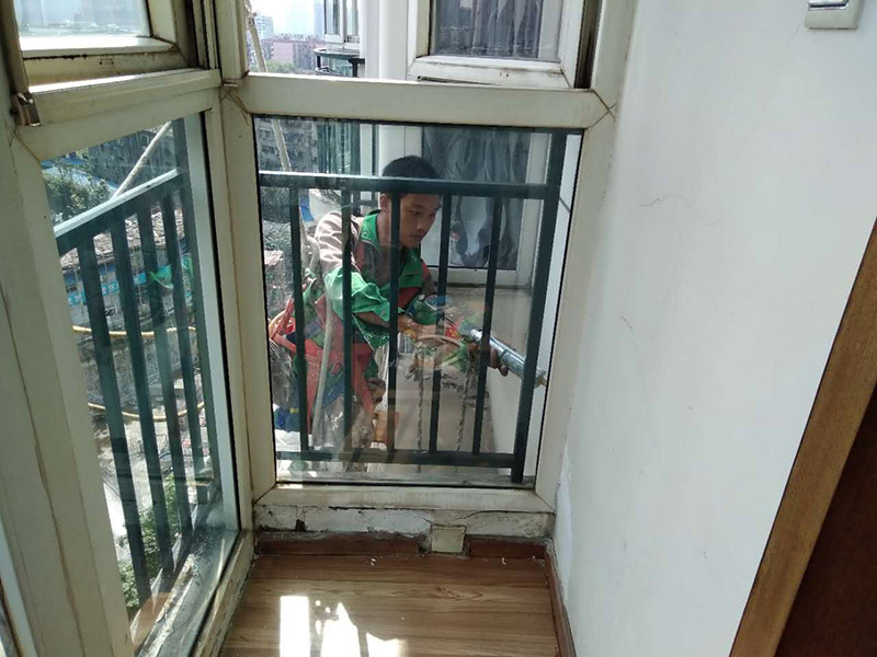 窗戶打膠維修：修補膠是針對塑鋼在安裝，及運輸過程中出現(xiàn)的細(xì)小及明顯的裂縫用來修補的膠，有點像牙膏一樣，使用方法，將修補面徹底清洗干凈，干燥，用美工刀片順著裂縫刮出1-2mm的倒角口，再將膠刮入裂縫中，用刀片修平，待到膠體7分干的時候再用刀片將裂縫周圍多余的膠修去，如果感覺效果還是不好的話，等到膠體完全干透以后用1500號以上的水砂紙蘸水輕輕打磨即可。
師傅有專門打膠的工具，打膠完成后要用手抹平！像劑牙膏一樣將修補膠涂在需修正的地方，等干后用鏟鏟平，再用細(xì)紗紙磨平。擠出來直接涂在裂縫上抹平。