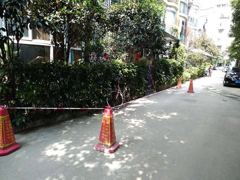 窗戶打膠維修：修補膠是針對塑鋼在安裝，及運輸過程中出現(xiàn)的細(xì)小及明顯的裂縫用來修補的膠，有點像牙膏一樣，使用方法，將修補面徹底清洗干凈，干燥，用美工刀片順著裂縫刮出1-2mm的倒角口，再將膠刮入裂縫中，用刀片修平，待到膠體7分干的時候再用刀片將裂縫周圍多余的膠修去，如果感覺效果還是不好的話，等到膠體完全干透以后用1500號以上的水砂紙蘸水輕輕打磨即可。
師傅有專門打膠的工具，打膠完成后要用手抹平！像劑牙膏一樣將修補膠涂在需修正的地方，等干后用鏟鏟平，再用細(xì)紗紙磨平。擠出來直接涂在裂縫上抹平。
