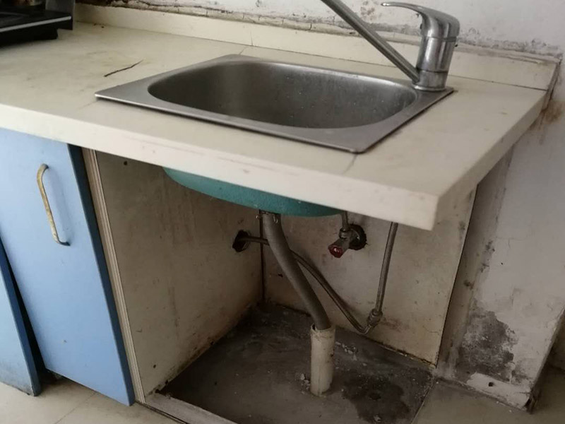 水槽管道維修：1.水槽出水口漏水
如果水槽漏水原因是水槽出水口漏水，一般來(lái)講，應(yīng)該是水槽內(nèi)的軸心墊片損壞了，只要將軸心墊更換一個(gè)就可以了。用鉗子將壓蓋拴進(jìn)行旋轉(zhuǎn)，轉(zhuǎn)松后取下，用夾子將磨碎的軸心墊片取出換上新的即可。
2.水槽和臺(tái)面間的銜接松動(dòng)，積水溺到臺(tái)面，并漏到櫥柜里
買好玻璃膠條，并將玻璃膠密封于水槽和臺(tái)面間的銜接處。
3.水槽下水管漏水
無(wú)論是上面的接口漏水，還是水槽下水管與地下的下水管間漏水，問(wèn)題均出在橡膠墊上，橡膠墊老化或是開(kāi)裂，都會(huì)出現(xiàn)漏水，這時(shí)只需把這個(gè)橡膠墊拆開(kāi)并更換一個(gè)便可。
4.水槽本身漏水
用防水膩?zhàn)油磕ㄋ勐┧帯?5.水槽零件壞或松動(dòng)
先仔細(xì)檢查角閥、螺絲和膠墊等位置，看是不是因使用太久，出現(xiàn)腐蝕和老化問(wèn)題，若是如此，建議重新更換一個(gè)。
6.水槽栓下面縫隙漏水
水槽栓下面縫隙漏水的因?yàn)榭赡苁菈荷w內(nèi)三角密封墊磨損導(dǎo)致的。這時(shí)，只要用工具將龍頭的螺絲旋轉(zhuǎn)，轉(zhuǎn)松后取下螺絲和拴頭，將壓蓋弄松取下，接著將壓蓋內(nèi)的三角密封墊取出，換上一個(gè)新的三角密封墊就可以了。