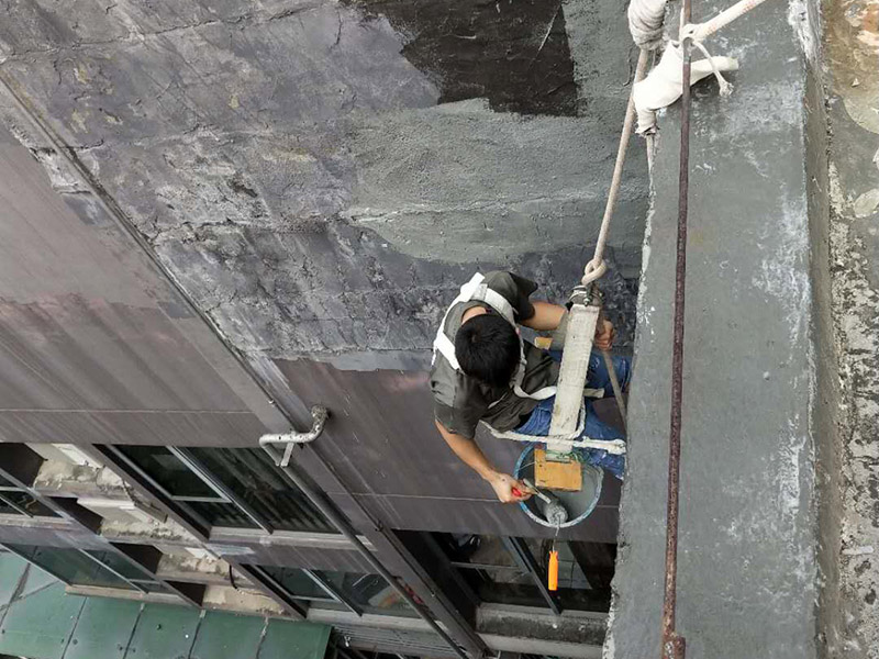外墻防水維修：1、基層處理：首先要將基層表面的灰塵等清理干凈，一些脆裂的舊層和不耐水的涂層要鏟除，如果有凹處可以用水泥砂漿抹平，小的孔洞和裂縫用水泥乳修補(bǔ)好。 2、刷底膠： 刷底膠時(shí)，先要將墻面專用的膠水按照說明上的比例上加水進(jìn)行稀釋，然后在基層處理好的墻面上用輥筒均勻地涂刷一至二遍膠水打底，涂層膠水要均勻，也不能涂得過多和過少。 3、局部補(bǔ)膩?zhàn)樱夯鶎哟虻赘稍锖?，用膩?zhàn)诱已a(bǔ)不平之處，干后砂平。成品膩?zhàn)邮褂们皯?yīng)攪勻，膩?zhàn)悠頃r(shí)可酌量加清水調(diào)節(jié)。 4、滿刮膩?zhàn)樱簩⒄{(diào)配好的膩?zhàn)臃旁谕邪迳?，用橡皮刮板進(jìn)行涂刷，建議從上往下涂，基層一般要涂刷2-3遍，每一遍的膩?zhàn)硬荒芴?，膩?zhàn)油克⒑笠皶r(shí)用砂紙打磨，打磨時(shí)力底要適中，不能有波浪形等，打磨好后掃去灰塵就可以了。 5、刷底涂料：底料按照產(chǎn)品說明書進(jìn)行稀釋然后攪拌均勻，用滾筒在墻面涂刷，要均勻，不要漏刷，也不能刷得太厚，底料干后如果有要修補(bǔ)的地方，建議用膩?zhàn)有迯?fù)然后砂平。