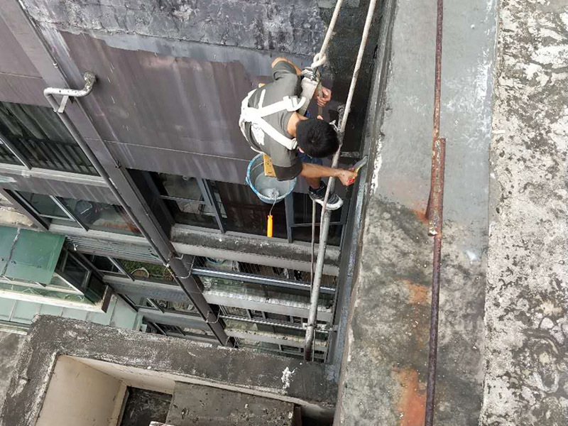 外墻防水維修：1、基層處理：首先要將基層表面的灰塵等清理干凈，一些脆裂的舊層和不耐水的涂層要鏟除，如果有凹處可以用水泥砂漿抹平，小的孔洞和裂縫用水泥乳修補(bǔ)好。 2、刷底膠： 刷底膠時(shí)，先要將墻面專用的膠水按照說明上的比例上加水進(jìn)行稀釋，然后在基層處理好的墻面上用輥筒均勻地涂刷一至二遍膠水打底，涂層膠水要均勻，也不能涂得過多和過少。 3、局部補(bǔ)膩?zhàn)樱夯鶎哟虻赘稍锖?，用膩?zhàn)诱已a(bǔ)不平之處，干后砂平。成品膩?zhàn)邮褂们皯?yīng)攪勻，膩?zhàn)悠頃r(shí)可酌量加清水調(diào)節(jié)。 4、滿刮膩?zhàn)樱簩⒄{(diào)配好的膩?zhàn)臃旁谕邪迳?，用橡皮刮板進(jìn)行涂刷，建議從上往下涂，基層一般要涂刷2-3遍，每一遍的膩?zhàn)硬荒芴?，膩?zhàn)油克⒑笠皶r(shí)用砂紙打磨，打磨時(shí)力底要適中，不能有波浪形等，打磨好后掃去灰塵就可以了。 5、刷底涂料：底料按照產(chǎn)品說明書進(jìn)行稀釋然后攪拌均勻，用滾筒在墻面涂刷，要均勻，不要漏刷，也不能刷得太厚，底料干后如果有要修補(bǔ)的地方，建議用膩?zhàn)有迯?fù)然后砂平。