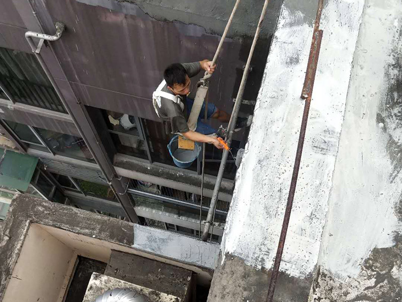 外墻防水維修：1、基層處理：首先要將基層表面的灰塵等清理干凈，一些脆裂的舊層和不耐水的涂層要鏟除，如果有凹處可以用水泥砂漿抹平，小的孔洞和裂縫用水泥乳修補(bǔ)好。 2、刷底膠： 刷底膠時(shí)，先要將墻面專用的膠水按照說明上的比例上加水進(jìn)行稀釋，然后在基層處理好的墻面上用輥筒均勻地涂刷一至二遍膠水打底，涂層膠水要均勻，也不能涂得過多和過少。 3、局部補(bǔ)膩?zhàn)樱夯鶎哟虻赘稍锖?，用膩?zhàn)诱已a(bǔ)不平之處，干后砂平。成品膩?zhàn)邮褂们皯?yīng)攪勻，膩?zhàn)悠頃r(shí)可酌量加清水調(diào)節(jié)。 4、滿刮膩?zhàn)樱簩⒄{(diào)配好的膩?zhàn)臃旁谕邪迳?，用橡皮刮板進(jìn)行涂刷，建議從上往下涂，基層一般要涂刷2-3遍，每一遍的膩?zhàn)硬荒芴?，膩?zhàn)油克⒑笠皶r(shí)用砂紙打磨，打磨時(shí)力底要適中，不能有波浪形等，打磨好后掃去灰塵就可以了。 5、刷底涂料：底料按照產(chǎn)品說明書進(jìn)行稀釋然后攪拌均勻，用滾筒在墻面涂刷，要均勻，不要漏刷，也不能刷得太厚，底料干后如果有要修補(bǔ)的地方，建議用膩?zhàn)有迯?fù)然后砂平。