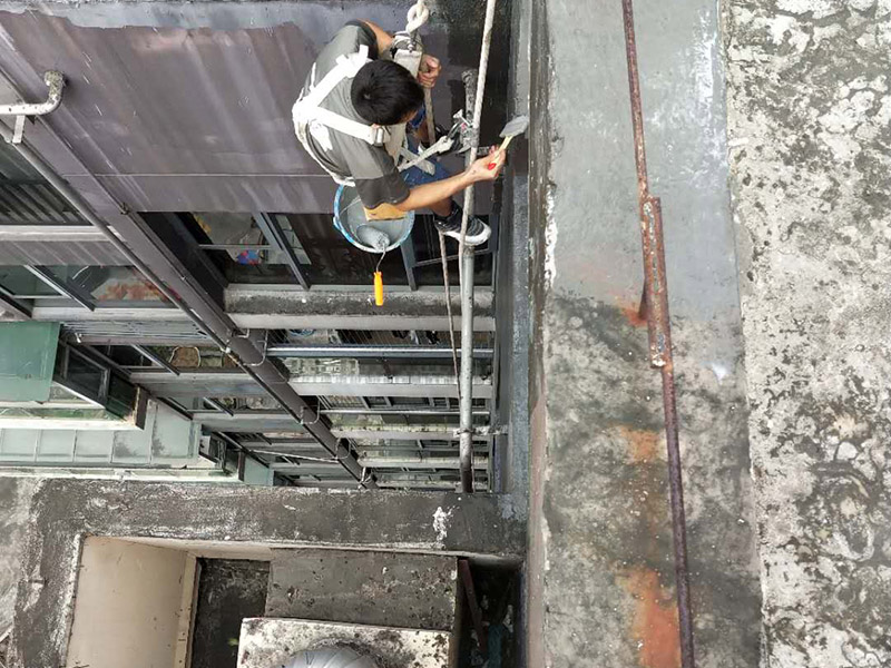 外墻防水維修：1、基層處理：首先要將基層表面的灰塵等清理干凈，一些脆裂的舊層和不耐水的涂層要鏟除，如果有凹處可以用水泥砂漿抹平，小的孔洞和裂縫用水泥乳修補(bǔ)好。 2、刷底膠： 刷底膠時(shí)，先要將墻面專用的膠水按照說明上的比例上加水進(jìn)行稀釋，然后在基層處理好的墻面上用輥筒均勻地涂刷一至二遍膠水打底，涂層膠水要均勻，也不能涂得過多和過少。 3、局部補(bǔ)膩?zhàn)樱夯鶎哟虻赘稍锖?，用膩?zhàn)诱已a(bǔ)不平之處，干后砂平。成品膩?zhàn)邮褂们皯?yīng)攪勻，膩?zhàn)悠頃r(shí)可酌量加清水調(diào)節(jié)。 4、滿刮膩?zhàn)樱簩⒄{(diào)配好的膩?zhàn)臃旁谕邪迳?，用橡皮刮板進(jìn)行涂刷，建議從上往下涂，基層一般要涂刷2-3遍，每一遍的膩?zhàn)硬荒芴?，膩?zhàn)油克⒑笠皶r(shí)用砂紙打磨，打磨時(shí)力底要適中，不能有波浪形等，打磨好后掃去灰塵就可以了。 5、刷底涂料：底料按照產(chǎn)品說明書進(jìn)行稀釋然后攪拌均勻，用滾筒在墻面涂刷，要均勻，不要漏刷，也不能刷得太厚，底料干后如果有要修補(bǔ)的地方，建議用膩?zhàn)有迯?fù)然后砂平。