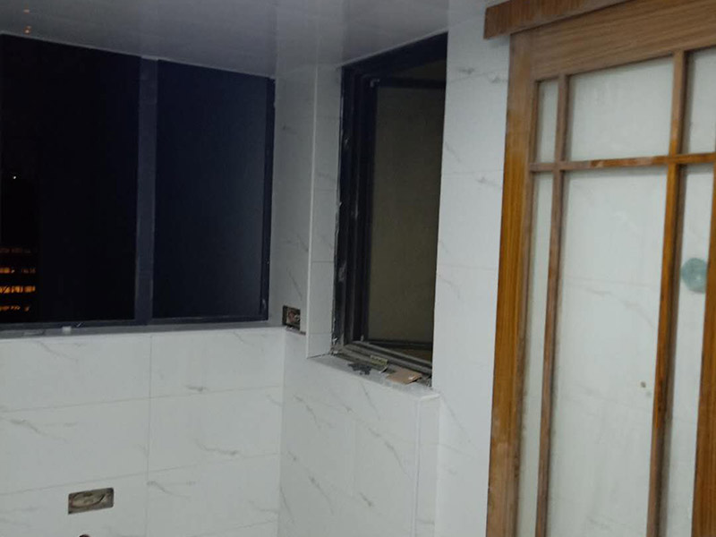 衛(wèi)生間瓷磚鋪貼：基層處理：把沾在基層上的浮漿、落地灰等用暫子或鋼絲刷清理掉，再用掃帚將浮土清掃干凈。找標(biāo)高：根據(jù)水平標(biāo)準(zhǔn)線和設(shè)計(jì)厚度，在四周墻、柱上彈出面層的上平標(biāo)高控制線。排磚：將房間依照磚的尺寸留縫大小，排出磚的放置位置，并在基層地面彈出十字控制線和分格線。鋪設(shè)結(jié)合層砂漿：鋪設(shè)前應(yīng)將基底濕潤(rùn)，并在基底上刷一道素水泥漿或界面結(jié)合劑，隨刷隨鋪設(shè)攪拌均勻的干硬性水泥砂漿。鋪磚時(shí)應(yīng)先在房間中間按照十字線鋪設(shè)十字控制磚，之后按照十字控制磚向四周鋪設(shè)，并隨時(shí)用2m靠尺和水平尺檢查平整度。大面積鋪貼時(shí)應(yīng)分段、分部位鋪貼。養(yǎng)護(hù)：當(dāng)磚面層鋪貼完24h內(nèi)應(yīng)開(kāi)始澆水養(yǎng)護(hù)，養(yǎng)護(hù)時(shí)間不得小于7d。