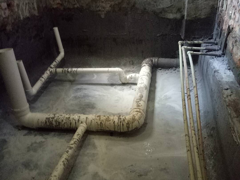 廁所防水保護(hù)維修：防水施工前要清掃干凈，防止石粒和雜物將雨水口、雨水管堵塞.。 防水施工完成后，要及時(shí)將防水保護(hù)層做好，防止破壞。 在施工中運(yùn)送材料的手推車支腿應(yīng)用庶布或膠皮包扎好，防止將防水層刮破，并安排防水人員隨時(shí)檢查，一但發(fā)現(xiàn)有刮破的，要及時(shí)進(jìn)行修補(bǔ)。 在施工防水時(shí)，要注意防止對(duì)屋面及其他已做完墻面的污染。 水落口處在施工時(shí)，要做臨時(shí)封閉，防止管內(nèi)堵塞。 屋面防水施工時(shí)，嚴(yán)禁穿帶釘子的鞋作業(yè)。