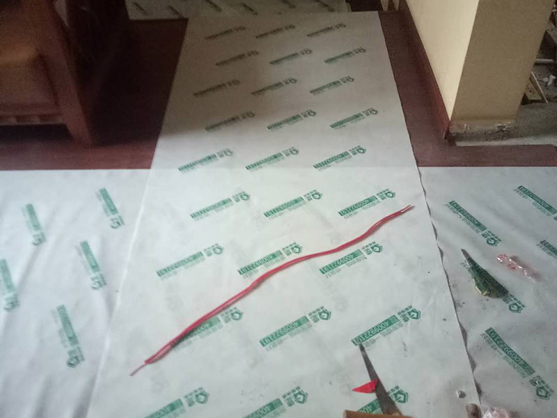 廁所防水保護(hù)維修：防水施工前要清掃干凈，防止石粒和雜物將雨水口、雨水管堵塞.。 防水施工完成后，要及時(shí)將防水保護(hù)層做好，防止破壞。 在施工中運(yùn)送材料的手推車支腿應(yīng)用庶布或膠皮包扎好，防止將防水層刮破，并安排防水人員隨時(shí)檢查，一但發(fā)現(xiàn)有刮破的，要及時(shí)進(jìn)行修補(bǔ)。 在施工防水時(shí)，要注意防止對(duì)屋面及其他已做完墻面的污染。 水落口處在施工時(shí)，要做臨時(shí)封閉，防止管內(nèi)堵塞。 屋面防水施工時(shí)，嚴(yán)禁穿帶釘子的鞋作業(yè)。