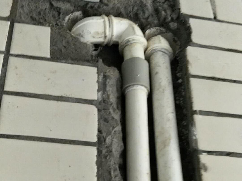 水管維修改造：　1、開(kāi)槽。先彈線，再開(kāi)槽，管路開(kāi)槽按照要求必須是平行線和垂直線。對(duì)于平行走線的管路一律控制在60-90厘米高，如果安裝了水龍頭的管路記得要能夠垂直。
2、安裝。管道分為冷水管和熱水管，暗藏管道要杜絕使用鍍鋅鐵管?？梢酝ㄟ^(guò)施工人員和業(yè)主商量水域和使用功能，安排水電師傅排放安裝好的所有水龍頭和用水位置。要是沒(méi)有完整圖紙的和業(yè)主溝通增加現(xiàn)場(chǎng)定位水路使用功能。
3、檢驗(yàn)。一定要對(duì)管道進(jìn)行檢查，關(guān)系到以后水路安全問(wèn)題，我們可以通過(guò)試壓方法做管道檢查，試壓是管道檢查滲漏的方法之一，可以先堵頭將所有內(nèi)絲堵死。用壓力表打壓(家裝一般6--8kg)試水。打壓之后檢查所有管道所有接頭。
　4、防水。水路管道裝好之后，用水泥沙子混合封好衛(wèi)生間的線槽，等線槽和地面干后，再次清洗地面和墻面，墻地面水分干了就可以做防水，墻面防水最好在80cm以上高。要是廚房墻背面有家具的墻面，必須做滿墻，才能帶來(lái)好的防潮效果。
5、電路開(kāi)槽。和業(yè)主商量用電功能和要求之后，和電工師傅交底，彈好平行和垂直開(kāi)槽。
6、電路布線。對(duì)于電路布線家用2.5—6平米以上銅芯線、16mm以上線管。而強(qiáng)弱電線管與暗合要分開(kāi)。