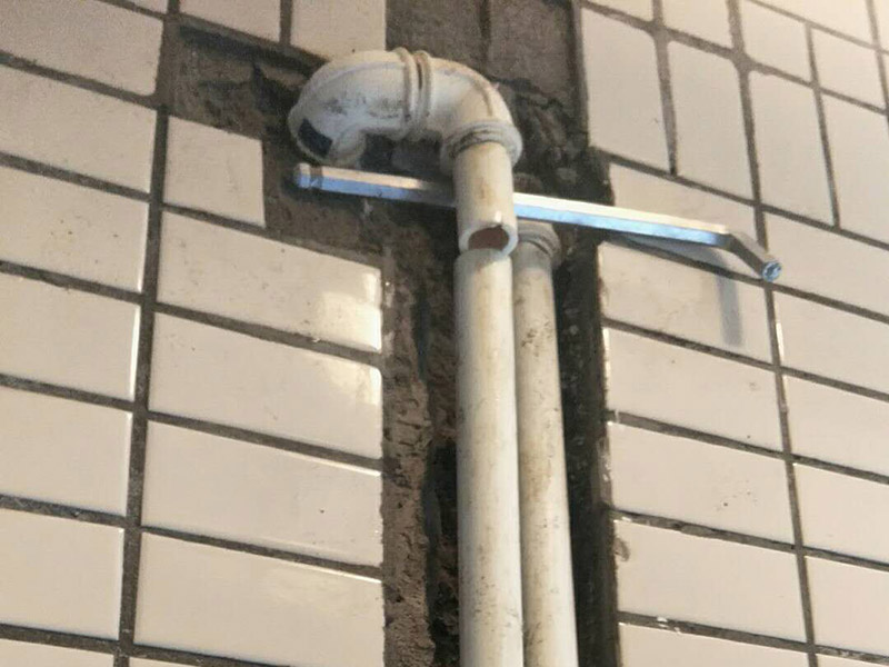 水管維修改造：　1、開(kāi)槽。先彈線，再開(kāi)槽，管路開(kāi)槽按照要求必須是平行線和垂直線。對(duì)于平行走線的管路一律控制在60-90厘米高，如果安裝了水龍頭的管路記得要能夠垂直。
2、安裝。管道分為冷水管和熱水管，暗藏管道要杜絕使用鍍鋅鐵管。可以通過(guò)施工人員和業(yè)主商量水域和使用功能，安排水電師傅排放安裝好的所有水龍頭和用水位置。要是沒(méi)有完整圖紙的和業(yè)主溝通增加現(xiàn)場(chǎng)定位水路使用功能。
3、檢驗(yàn)。一定要對(duì)管道進(jìn)行檢查，關(guān)系到以后水路安全問(wèn)題，我們可以通過(guò)試壓方法做管道檢查，試壓是管道檢查滲漏的方法之一，可以先堵頭將所有內(nèi)絲堵死。用壓力表打壓(家裝一般6--8kg)試水。打壓之后檢查所有管道所有接頭。
　4、防水。水路管道裝好之后，用水泥沙子混合封好衛(wèi)生間的線槽，等線槽和地面干后，再次清洗地面和墻面，墻地面水分干了就可以做防水，墻面防水最好在80cm以上高。要是廚房墻背面有家具的墻面，必須做滿墻，才能帶來(lái)好的防潮效果。
5、電路開(kāi)槽。和業(yè)主商量用電功能和要求之后，和電工師傅交底，彈好平行和垂直開(kāi)槽。
6、電路布線。對(duì)于電路布線家用2.5—6平米以上銅芯線、16mm以上線管。而強(qiáng)弱電線管與暗合要分開(kāi)。