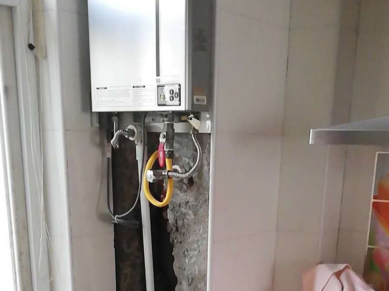 熱水器水管找漏維修：1、如果是PVC的水管的話(huà)，就可以去買(mǎi)一根PVC的水管來(lái)自己接，先把壞了的那根管子割斷，把接口先套進(jìn)管子的一端，使另外的一端的割斷位置正好與接口的另外的一個(gè)口子齊平，使它剛好能夠弄直，然后把直接往這一端送，使兩端都有一定的交叉接著距離（長(zhǎng)度）然后把它拆卸下來(lái)，用PVC膠水涂抹在直接的兩端內(nèi)側(cè)與兩個(gè)下水管的外側(cè)。 2、可以買(mǎi)防水膠帶來(lái)修補(bǔ)下水管，就纏住行了，再用砂漿防水劑和水泥抹上去就行了。 3、找專(zhuān)業(yè)的公司比較好一點(diǎn)，如果您自己不能處理的話(huà)。