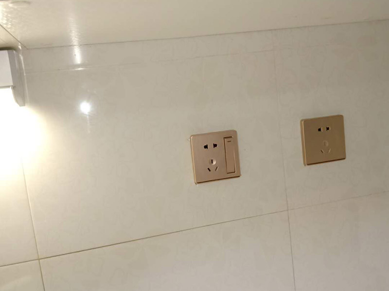 燈具插座安裝：1、吊燈：吊燈安裝在混凝土頂面上時，可采用預埋件、穿透螺栓及脹管螺栓緊固/2、吸頂燈：吸頂燈有圓形、方形或矩形底座（底盤），底座大小不等。3、壁燈根據(jù)底座的構(gòu)造可采用底臺或不用底臺，用底臺時應先固定底臺，然后再將壁燈固定在底臺上。4、筒燈：根據(jù)筒燈尺寸、安裝位置在吊頂上劃線鉆孔，將吊頂內(nèi)預留電源線與筒燈連接通，調(diào)整筒燈固定彈簧片的蝶形螺母，使彈簧片的高度與吊頂厚度相同，把筒燈推入吊頂開孔處 , 并裝上合適的燈泡。