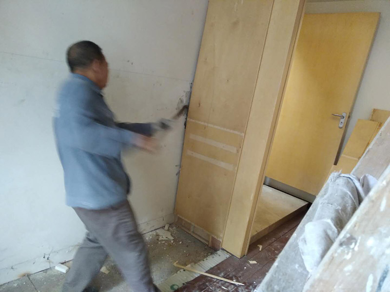 家具拆除維修：首先一般情況下，在組裝家具的時(shí)候，會(huì)用到的工具，在拆卸時(shí)同樣用得到，所以，一定要注意工具種類。然后應(yīng)該盡量騰出足夠的空間，家具拆卸的時(shí)候，如果空間不夠是很難完成的，所以，我們可以將家具搬到一個(gè)寬敞的地方，然后進(jìn)行拆卸。在組裝家具的時(shí)候，通常是將家具放倒以后才能進(jìn)行工作，因此，拆卸的時(shí)候，同樣道理，先放倒再拆卸，以免看不清結(jié)構(gòu)導(dǎo)致?lián)p壞家具。在拆卸板式家具的時(shí)候，一定要先拆除小件，也就是一些輔助性的東西，最后在對(duì)大的框架進(jìn)行拆除，不要本末倒置，防止大的部分散掉損害小件部分。