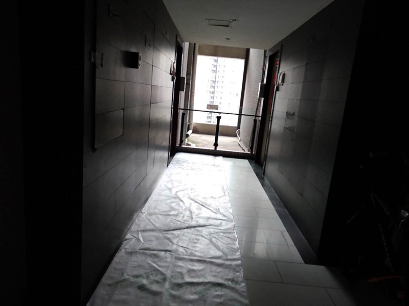 家具拆除維修：首先一般情況下，在組裝家具的時(shí)候，會(huì)用到的工具，在拆卸時(shí)同樣用得到，所以，一定要注意工具種類。然后應(yīng)該盡量騰出足夠的空間，家具拆卸的時(shí)候，如果空間不夠是很難完成的，所以，我們可以將家具搬到一個(gè)寬敞的地方，然后進(jìn)行拆卸。在組裝家具的時(shí)候，通常是將家具放倒以后才能進(jìn)行工作，因此，拆卸的時(shí)候，同樣道理，先放倒再拆卸，以免看不清結(jié)構(gòu)導(dǎo)致?lián)p壞家具。在拆卸板式家具的時(shí)候，一定要先拆除小件，也就是一些輔助性的東西，最后在對(duì)大的框架進(jìn)行拆除，不要本末倒置，防止大的部分散掉損害小件部分。