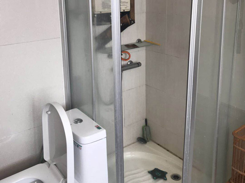 淋浴房維修：.如果淋浴房有底盆，那么首先將底盆安裝好。先將底盆零件組合起來，然后調(diào)節(jié)水平位置。底盆盆內(nèi)不能留有積水。底盆的軟管與地漏連接起來，并且連接牢固?？蚣芙Y(jié)構(gòu)安裝好之后將玻璃嵌入，玻璃底部要夾緊鎖在底盆鉆孔位置，并用螺絲將其固定。頂管要安裝在玻璃上方，確定安裝位置用鉆機(jī)鉆孔，安裝好固定座后連接頂管。