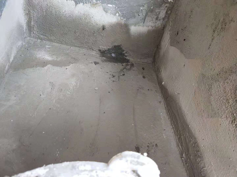 小露臺防水施工：1、選好防水涂料：涂料選好了，防水就成功了一大半。沒有優(yōu)良的性能和良好的保護(hù)措施，難以達(dá)到要求的耐久年限。所以應(yīng)選擇抗拉強(qiáng)度高、延伸率大、耐老化好的防水材料。 　　2.坡度設(shè)計：首先要確保地面有坡度，低的一邊為排水口。然后就是要確保陽臺和客廳或陽臺和起居室至少要有2～3公分的高度差。一般情況下要使客廳和陽臺有這樣的高度差其實(shí)是很有難度的，因?yàn)榻ㄖ旧砜赡芨叨炔钪挥?公分左右。建議用一塊大理石板來做裝飾，既實(shí)用又美觀。 　　3.在露臺地面要確保排水系統(tǒng)的順暢，特別是陽臺養(yǎng)有植物時要定期清理，防止排水時堵塞地漏，以防止積水滲透進(jìn)居室。